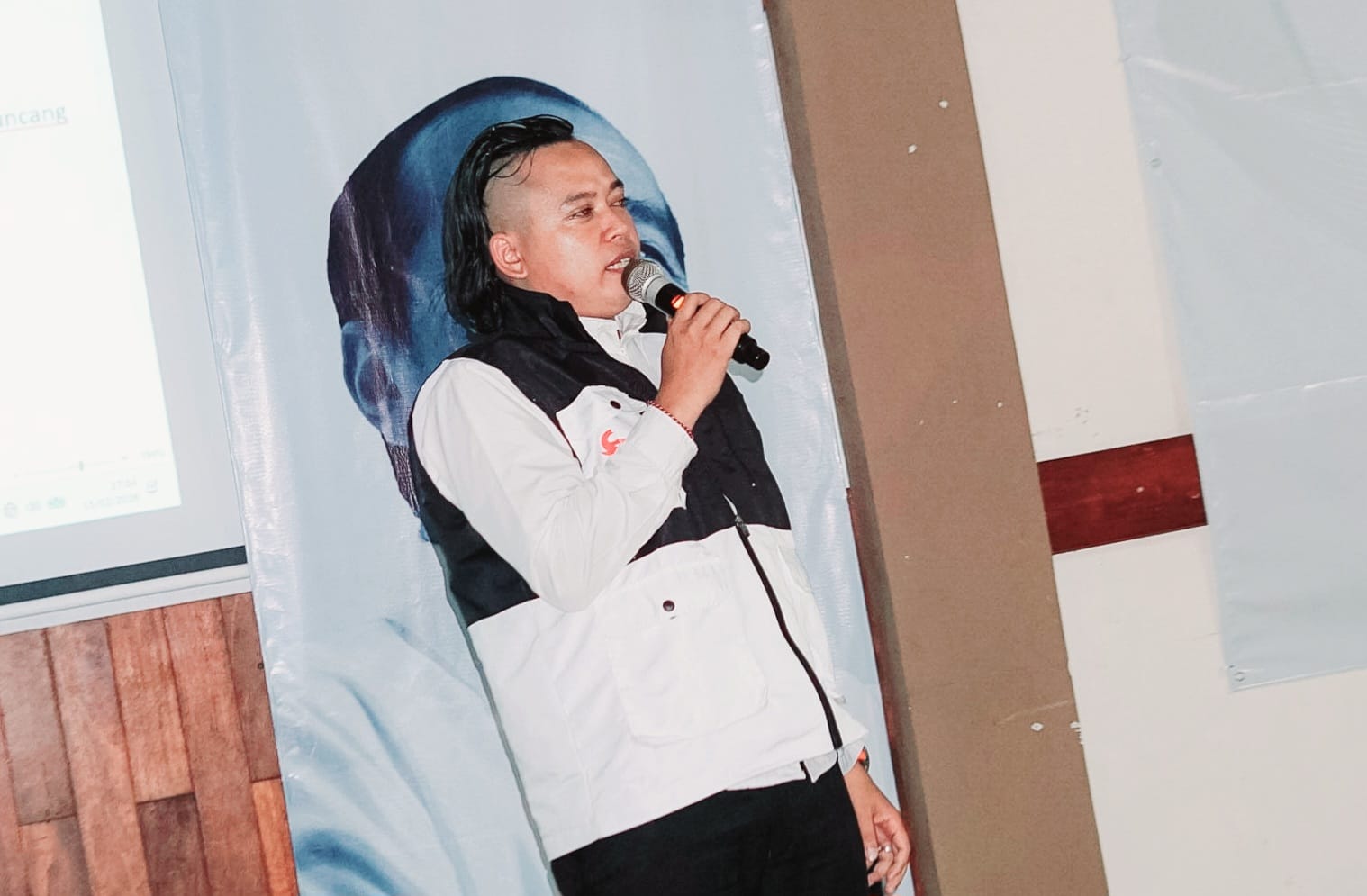 King Naga, Ketua Dewan Pembina PARTAI PSI DPD Kabupaten Lebak Dan Ketua LSM GMBI Kabupaten Lebak, Banten Saat Menyampaikan Ucapan Selamat Idul Fitri 1447 H Di Tahun 2026.